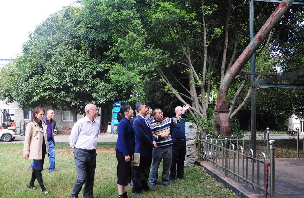 廣西塑料行業協會一行人與公司高層共同觀摩桂林鴻程首臺磨粉機